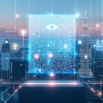 En person står på et tag med udsigt over byens skyline og kigger på en lysende digital skærm med et øjensymbol og en kode, omgivet af futuristiske data- og teknologiikoner. - Kunstig intelligens AI