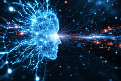 Et lysende, digitalt menneskehoved lavet af blå neurale netværkslinjer er forbundet med lysende orange og blå datastrømme, der symboliserer kunstig intelligens, teknologi og databehandling på en mørk baggrund. - Kunstig intelligens AI