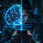 En person med en smartphone sidder i et svagt oplyst rum med en lysende digital hjerne og datastrømme ovenpå, hvilket fremhæver forbindelsen mellem teknologi og menneskelig kognition. - Kunstig intelligens AI