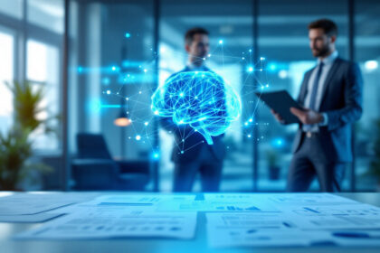 En holografisk digital hjerne svæver over et skrivebord dækket af dokumenter, mens to forretningsfolk i jakkesæt diskuterer noget på en tablet i et moderne kontormiljø. - Kunstig intelligens AI