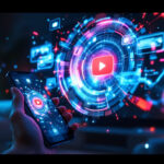 En hånd holder en smartphone, der viser en glødende digital grænseflade med en stor YouTube-afspilningsknap i midten omgivet af futuristiske, farverige tech-ikoner og datagrafik, der svæver i luften. - Kunstig intelligens AI