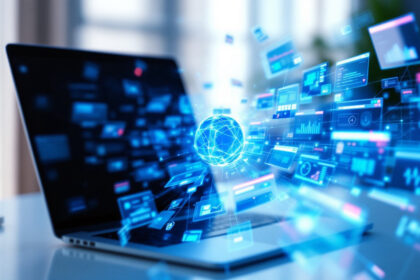 En bærbar computer på et skrivebord udsender digitale dataikoner og en lysende blå kugle, der repræsenterer internetforbindelse, teknologi og informationsudveksling i et futuristisk digitalt miljø. - Kunstig intelligens AI