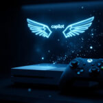 En Xbox-konsol og en controller står på en mørk overflade med et lysende holografisk copilot-logo og stiliserede vinger projiceret over dem mod en stjerneklar baggrund. - Kunstig intelligens AI