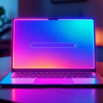 En bærbar computer på et skrivebord viser en lysende søgefelt på en levende, farverig skærm med farveovergange. Baggrunden er blødt oplyst, og planter samt en lampe skaber en hyggelig stemning. - Kunstig intelligens AI